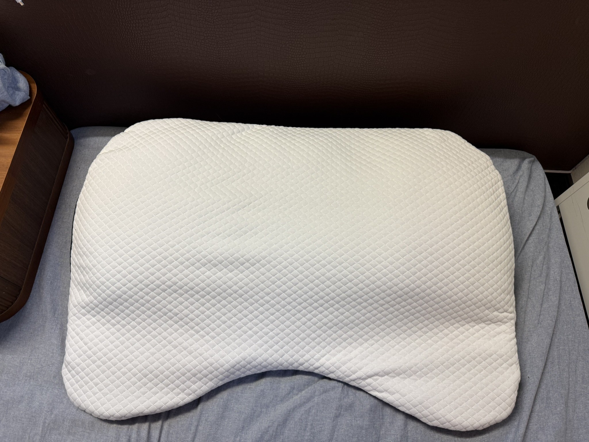 ベッドに置いたギガ枕EX。独特のU字カットシルエット